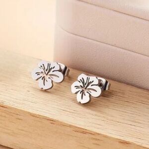 925 Sterling Silver Hibiscus Stud Earrings Tropical Flower Blossom Jewelry